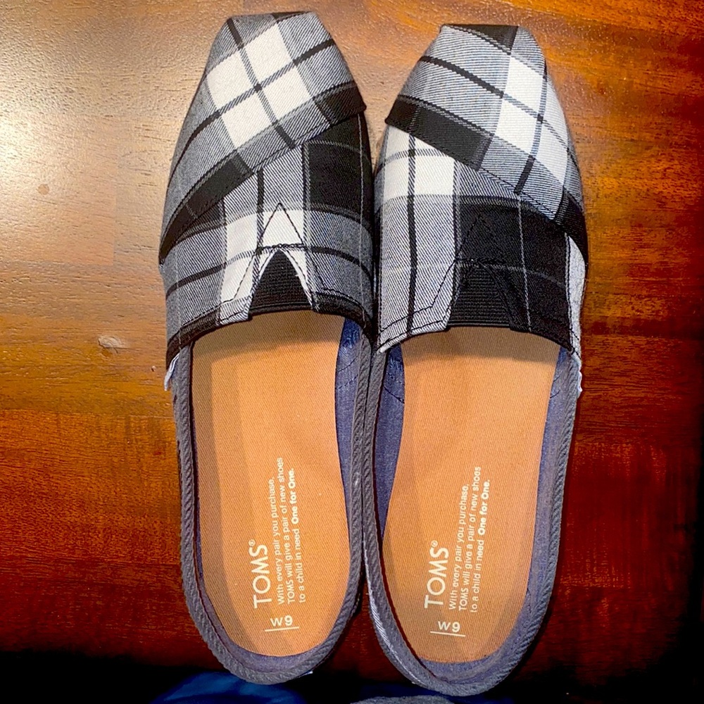 TOMS women size 9 shoes